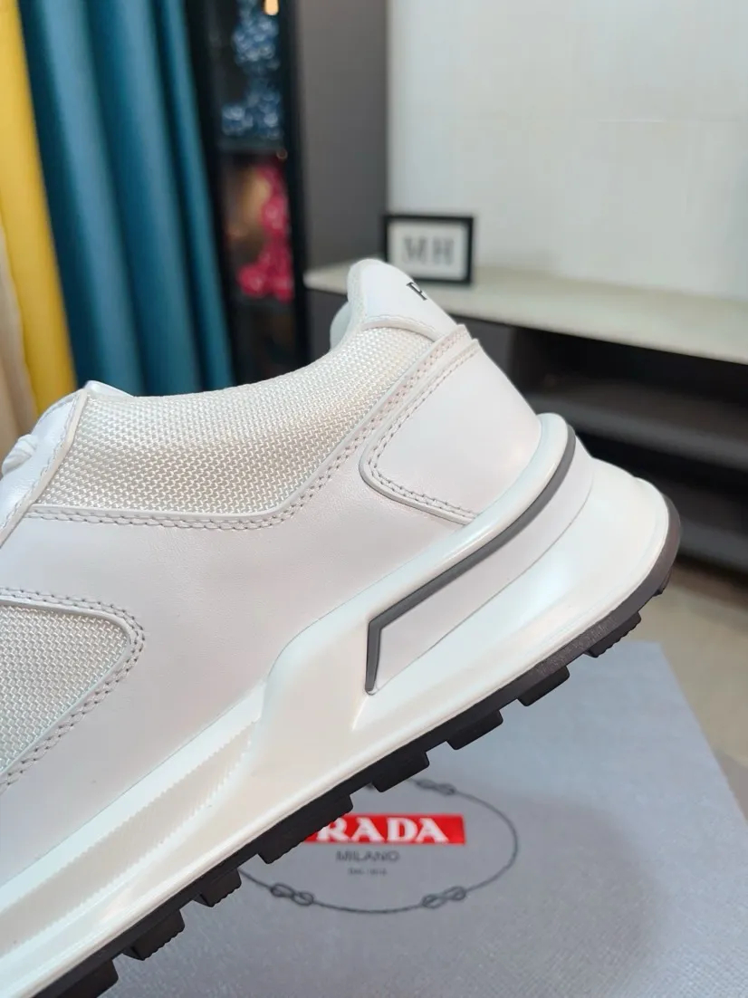 The ex-factory price is 620🌹🌹The high-quality new Prada (Prada) counters are launched simultaneously. The new men's shoes and 😘fabrics are selected from imported mesh and glue-spraying technology. Imported cowhide lining. 👍🏿High-end☄️Open-molded non-slip rubber outsole, exquisite lines, simple and elegant, comfortable and high-end for leisure travel. Code number: 38 to 44